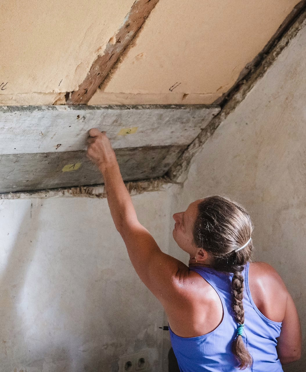 Hausherrin Galina prüft die Dämmung.