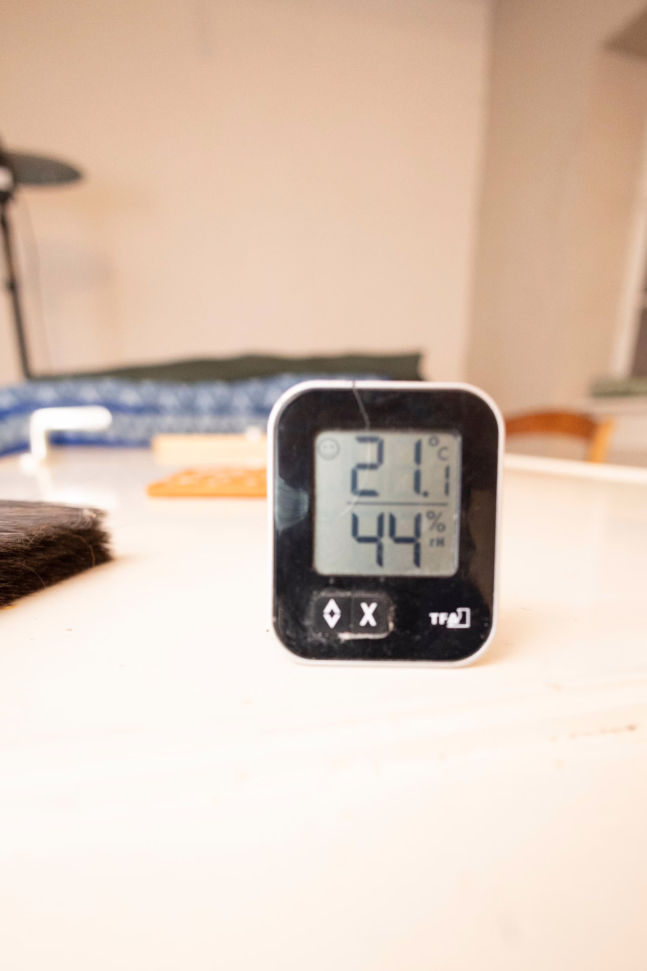 Hygrometer zeigt eine Temperatur von 21 Grad und eine Luftfeuchtigkeit von 44 Prozent.