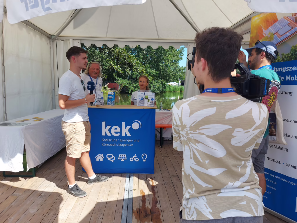 Karina Romanowski und Christian Diebold führen ein Interview beim KEK-Infostand bei "DAS FEST".