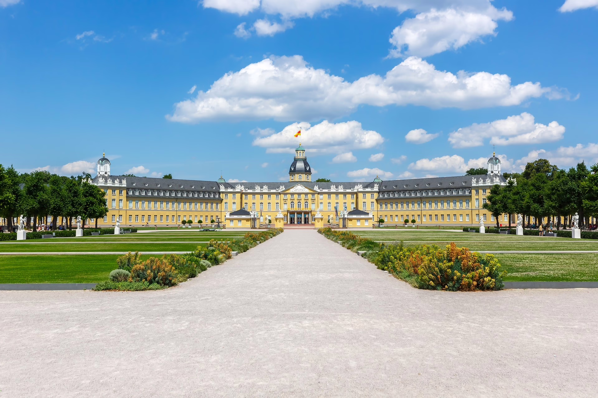 Frontalansicht auf das Schloss Karlsruhe