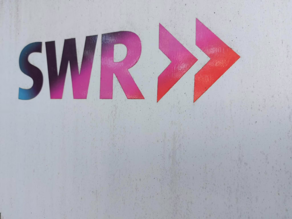 Logo vom SWR vor dem Studio zur Sendung Kaffee oder Tee.