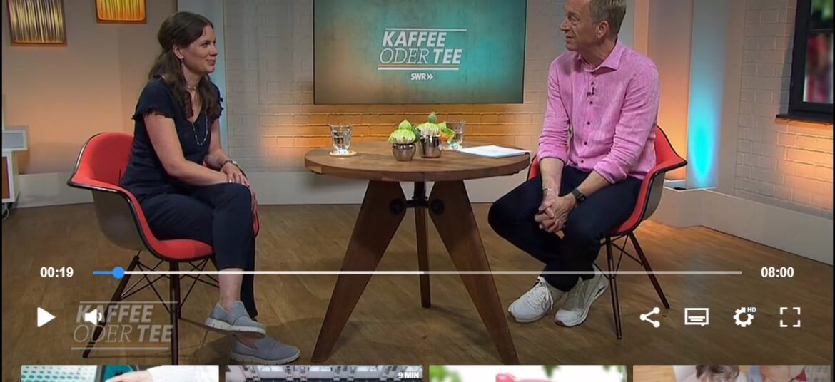 Screenshot der ARD Mediathek von der KEK-Beraterin Kristine Simonis im Interview bei der SWR-Sendung Kaffee oder Tee.