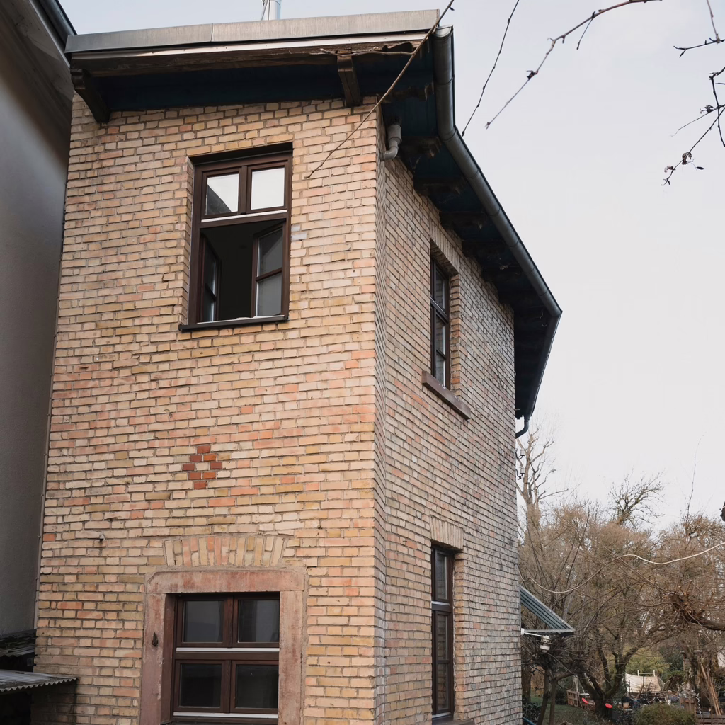 Das Backhaus ist von außen zu sehen. Ein altes Backsteingebäude.