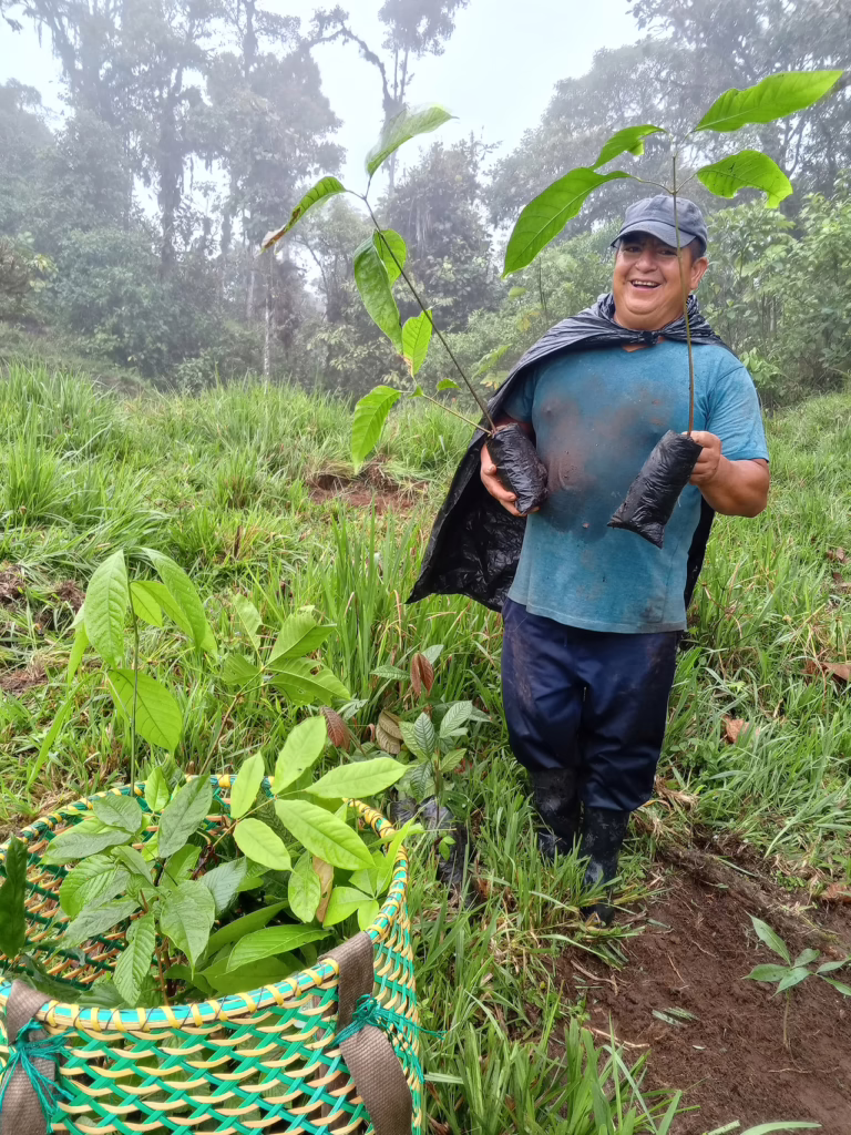 Don Ivan vom Aufforstungsteam Ecuador bei der Arbeit.