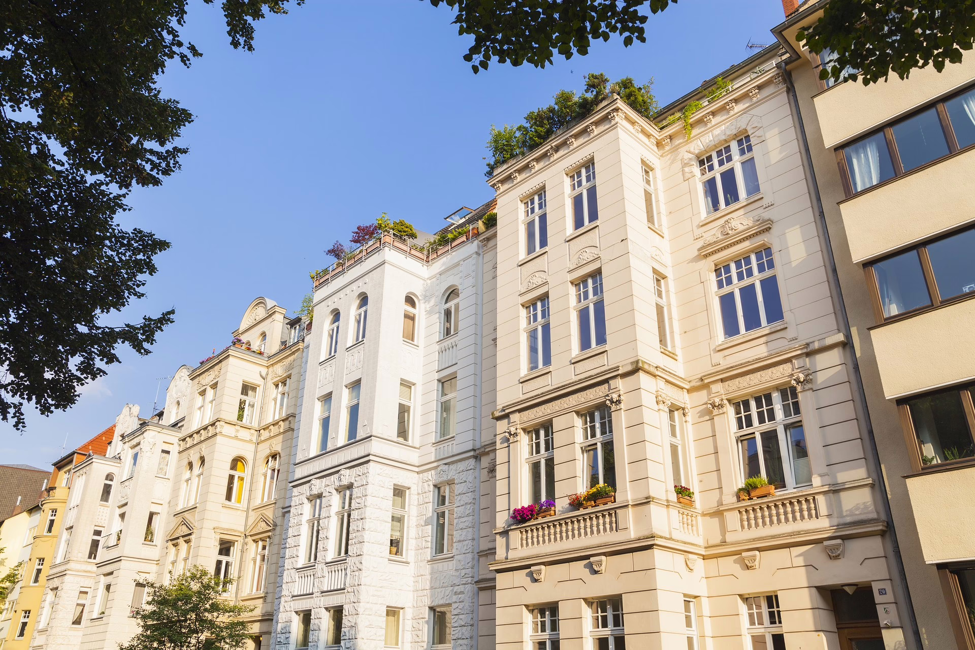 Die Fassade eines Albaus ist zu sehen.