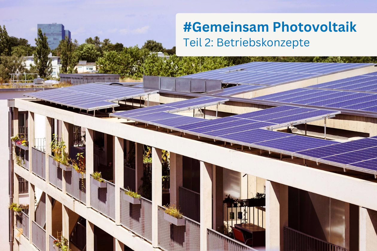 EIn Mehrfamilienhaus mit Photovoltaik auf dem Dach ist zu sehen.