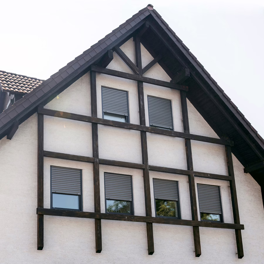 Die Fassade des Hauses ist zu sehen. 