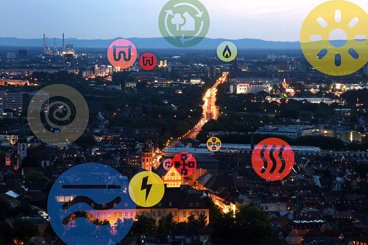 Auf dem Bild ist die Stadt Karlsruhe bei Nacht mit den leuchtenden Häusern und Laternen.